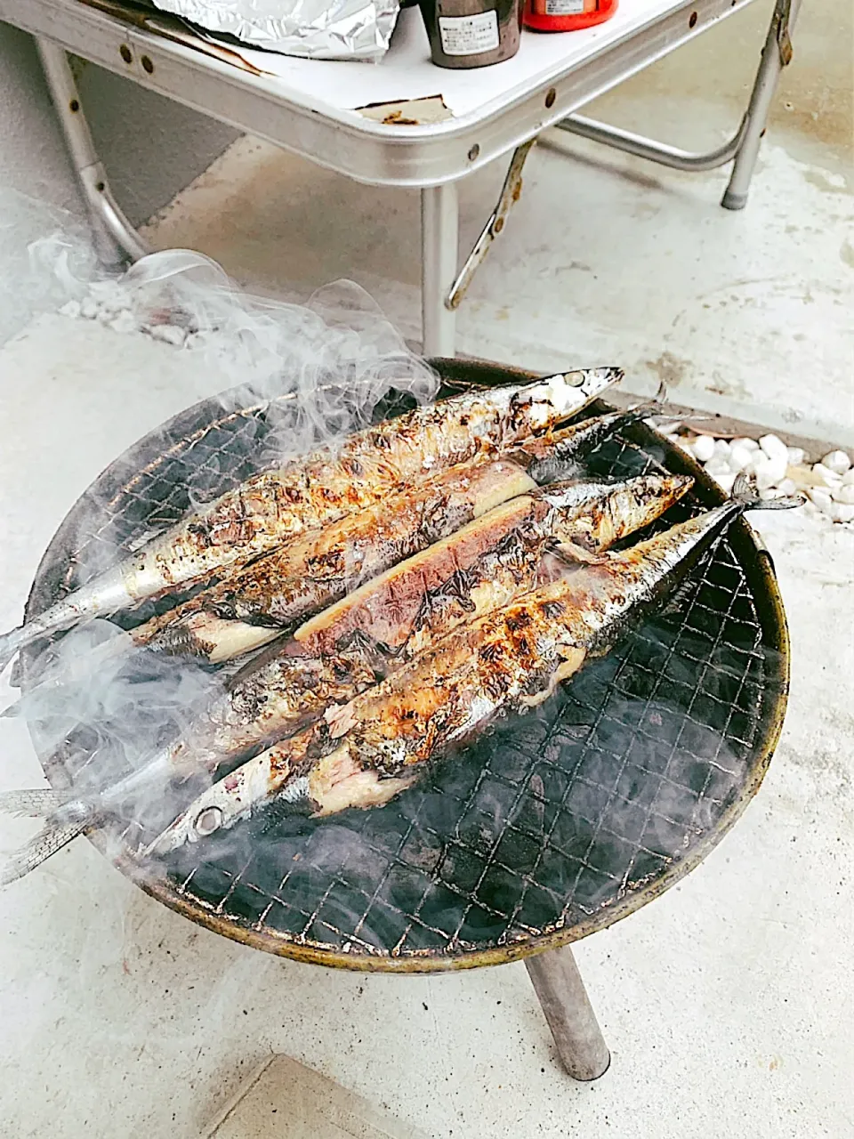 ご近所の猫ちゃん達ごめんなさい！雨の中の炭焼きさんま🐟🍻
炭で焼いたら１０倍増しの美味さ（╹◡╹）|良太さん