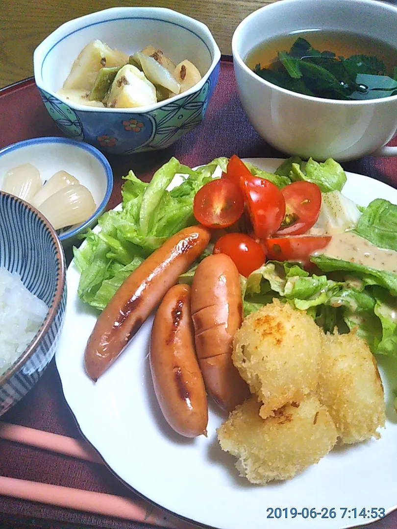 よねばーばの朝ごはん
ソーセージ、うずらの玉子、レタスミニトマト添
若芽のお汁
じゃが芋の煮物
らっきょう、ご飯|yoneばーばさん