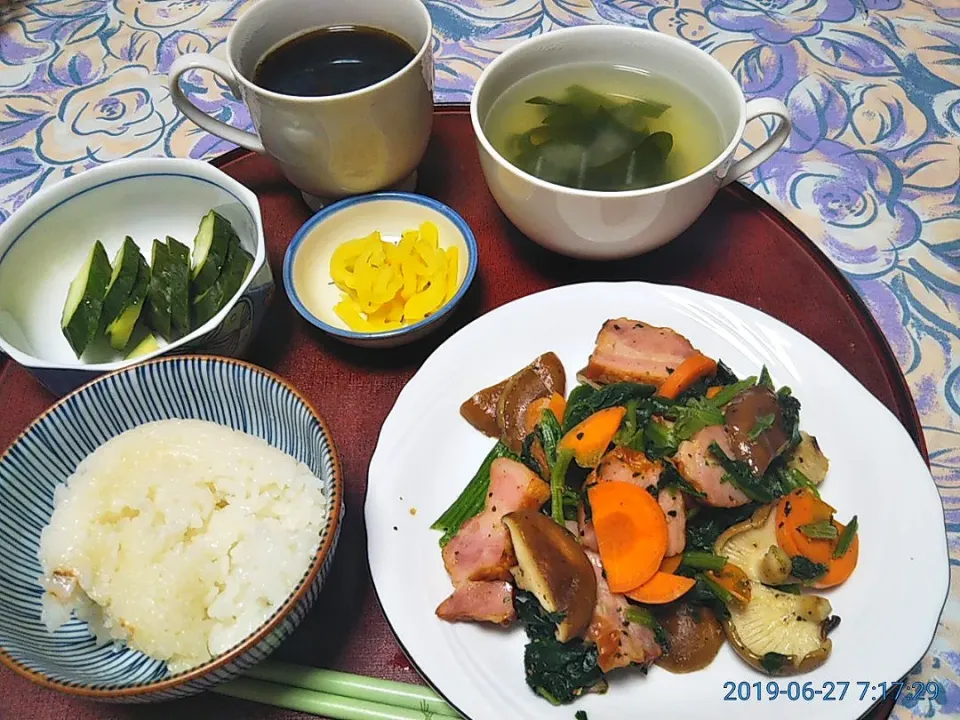 よねばーばの朝ごはん
ベーコンと野菜炒め物
きゅうりの糠漬け
たくわん
若芽の味噌汁、ご飯、コーヒー|yoneばーばさん