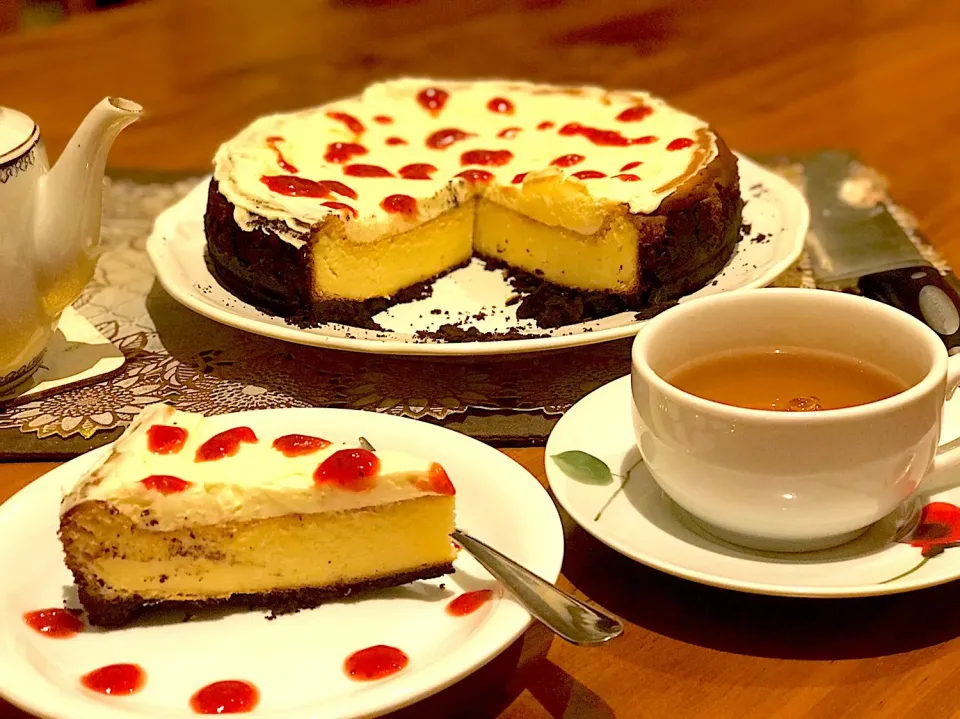 Snapdishの料理写真:Baked cheesecake with chocolate Oreo crust|Babyluv Cabrera Ocampoさん