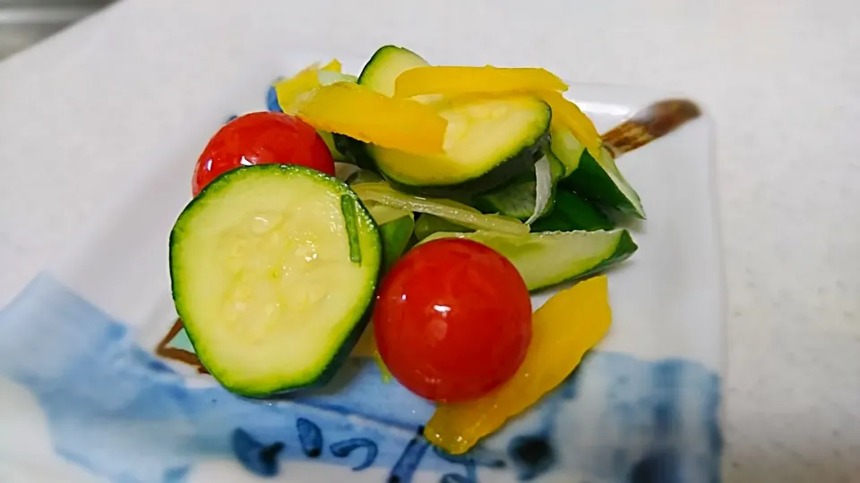 本日のおつまみ☆夏野菜のピクルス|こむぎさん