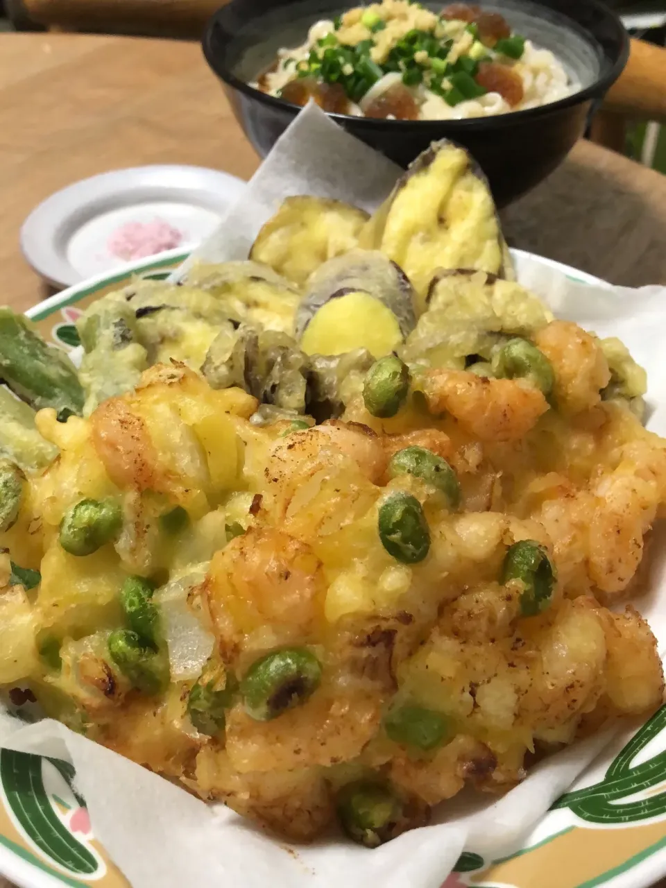 夏野菜と海老の天ぷら  しゃりしゃりだし氷のぶっかけうどん|ミウトおかんさん