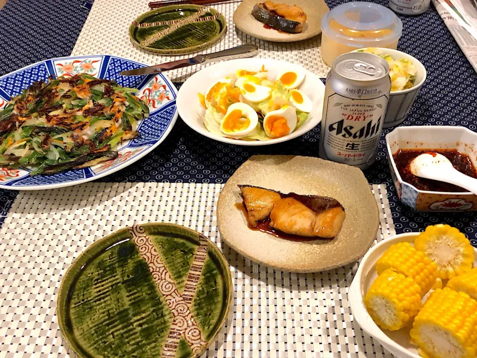 Snapdishの料理写真:お家居酒屋  にらチヂミ、サラダ、鰤の照り焼き、コーン、写ってない焼き鳥|amiさん