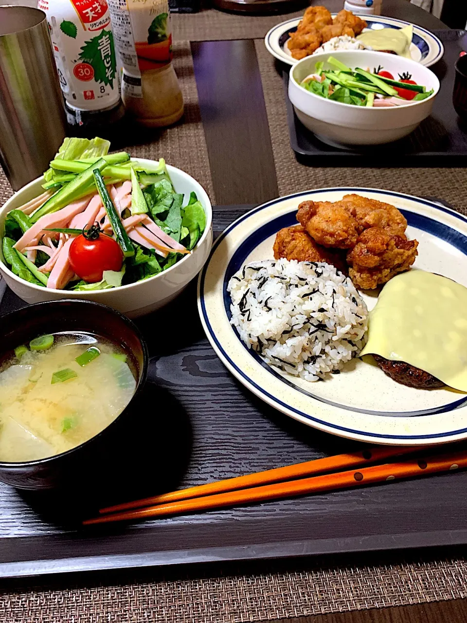 Snapdishの料理写真:頑張らない普通のご飯☆6/27夜ごはん
帰宅が遅くなった、さらに普通のご飯
＊冷凍したハンバーグ+チーズ
＊唐揚げ屋の唐揚げ
#夜ごはん#定食#ハンバーグ#常備#低糖質#糖質制限中#1型🔰|あきさん