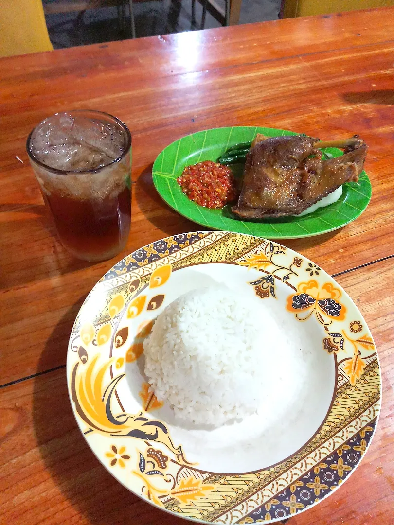 nasi putih + bebek goreng,,,,super yummyyy|dhewyさん