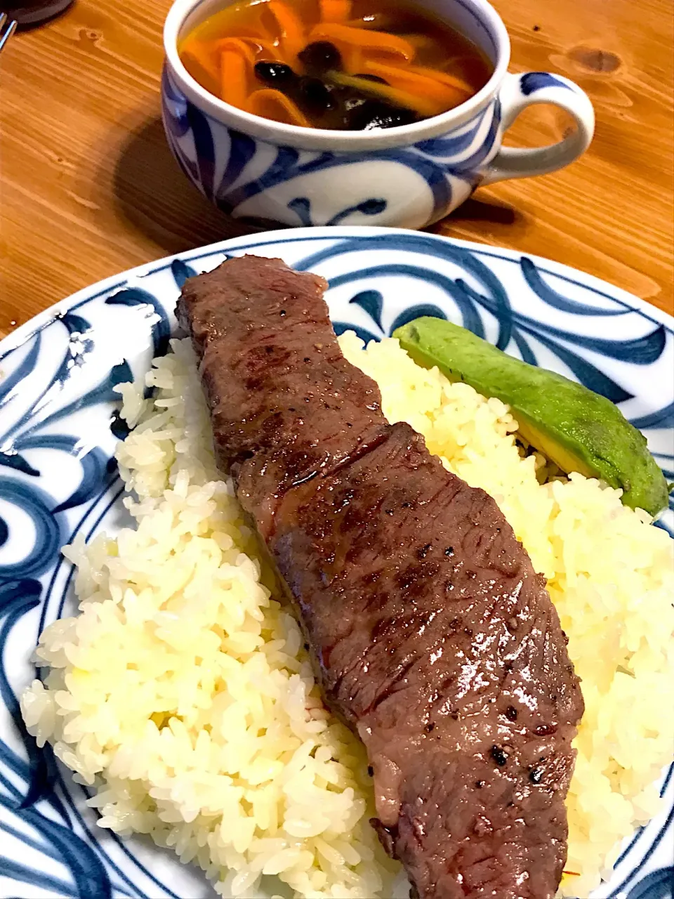 Snapdishの料理写真:のっけステーキ飯 ＆ キクラゲ・にんじんリボンスープ|ｌａｖｅｎｄｅｒｆ❜mさん