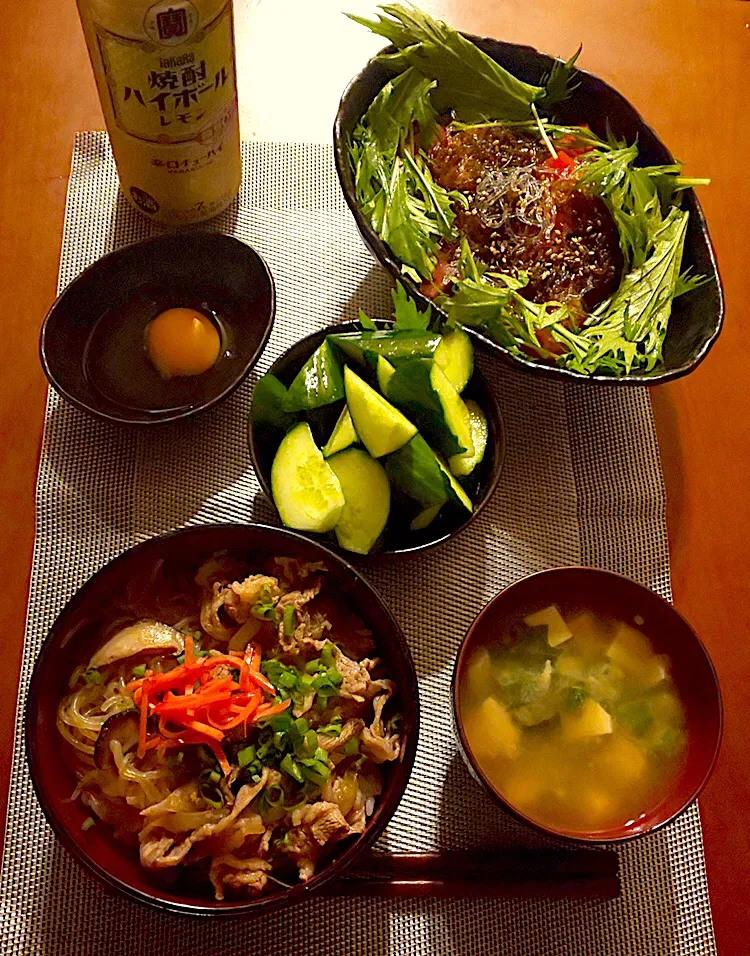 Snapdishの料理写真:Today's Dinner🍴水菜とﾄﾏﾄの柚子酢もずくとぷちぷち海藻麺のｻﾗﾀﾞ･胡瓜の浅漬け･牛丼w/生卵･お豆腐とわかめのお味噌汁|🌈Ami🍻さん