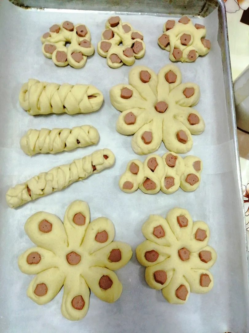 Snapdishの料理写真:Hotdog flower buns|sofie's Kitchenさん