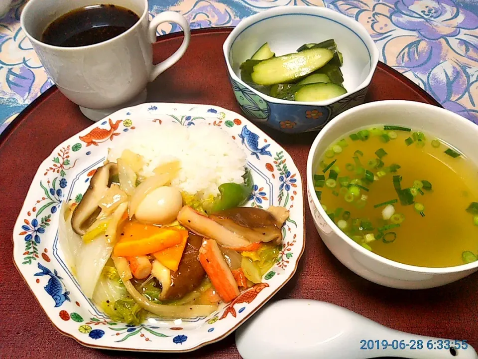 よねばーばの朝ごはん
中華丼
(日本ハムの中華丼の具に残り物の野菜をたっぷり使った中華丼)
葱の味噌汁
きゅうりの糠漬け
コーヒー|yoneばーばさん