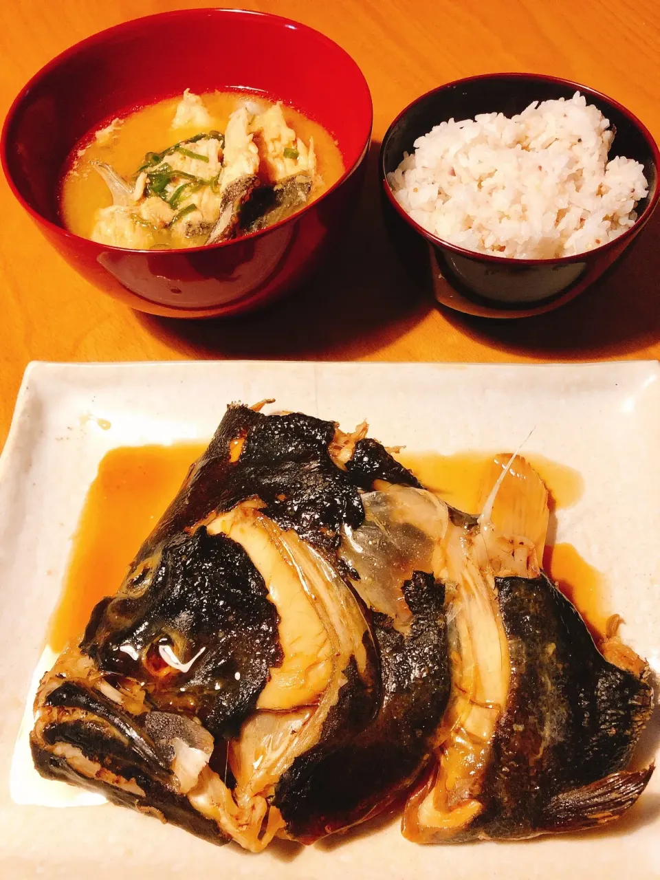 今日の朝食 天然平目の頭の煮付け、天然平目のあら汁、五穀米|角康広さん