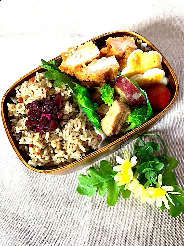 #お弁当 
 #部活男子お弁当。 
今日のお弁当
手抜き💦
炊き込みご飯、フライドチキン、豚角煮、後あり合わせで、、|yukaさん