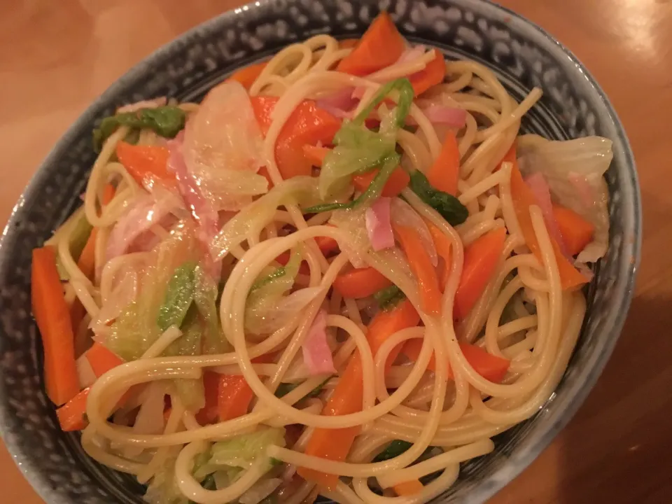 Snapdishの料理写真:和風パスタ#ほんだし#ニンニク#ニラ#ベーコン#レタス大量消費#ペペロンチーノのはずが...#突然変異|にゃふてんさん