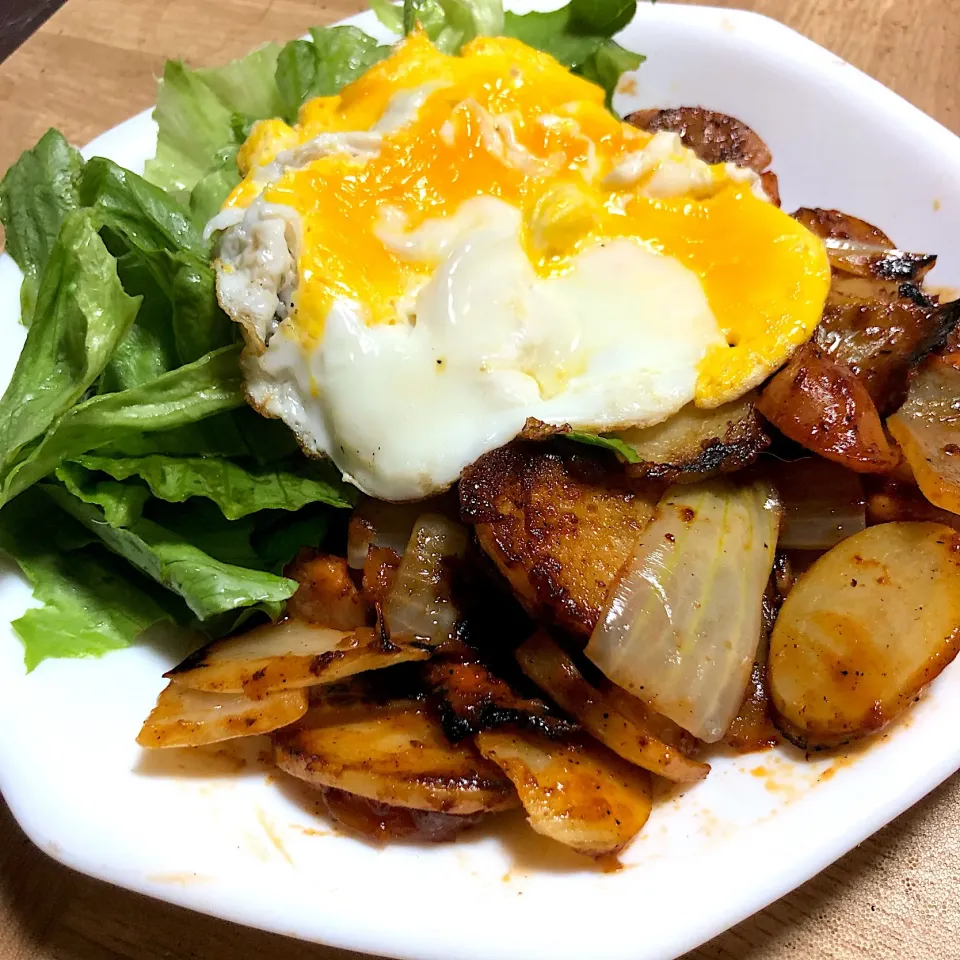 今日の朝ごはんの一皿。カリーブルスト、目玉焼き（つぶした方が美味しい）、レタス。|くのっちさん