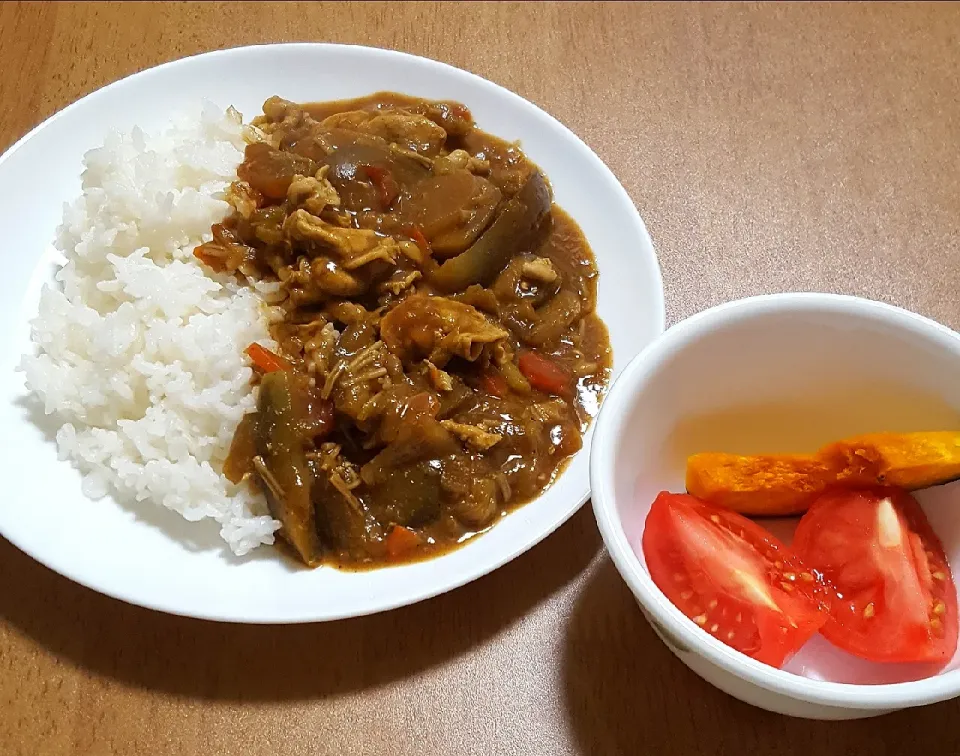 Snapdishの料理写真:ド根性スープと豚肉のカレー
トマトとかぼちゃのサラダ|ナナさん