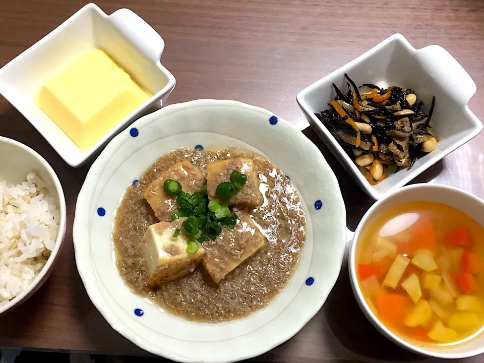 Snapdishの料理写真:厚揚げのひき肉あんかけ 余り根菜のコンソメスープ ひじきの煮物|おさむん17さん