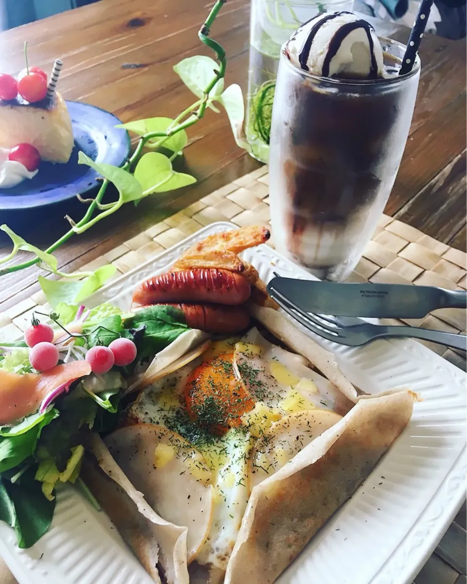 ガレットとカフェモカフロート🍨
デザートはチーズケーキ|naruさん