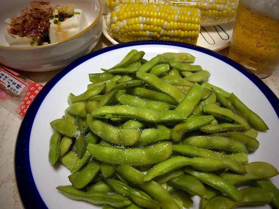 Snapdishの料理写真:今日の男飯絆(･w･)
頂き物の朝採り枝豆茹でたて&冷奴&朝採りとうもろこし♬︎♡
夏はこの3点で生きてます(ﾉ∀｀笑)|ひーちゃんさん