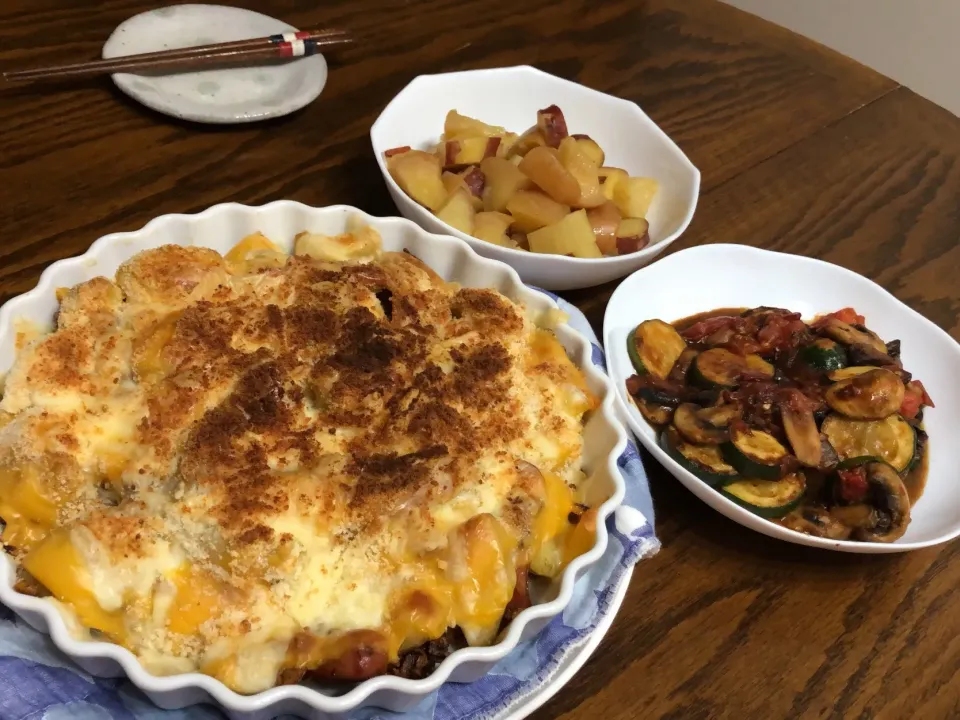 じゃがいもとソーセージのチーズ焼き、ズッキーニのトマト煮、りんごとサツマイモのオレンジ煮🍊|akesanさん