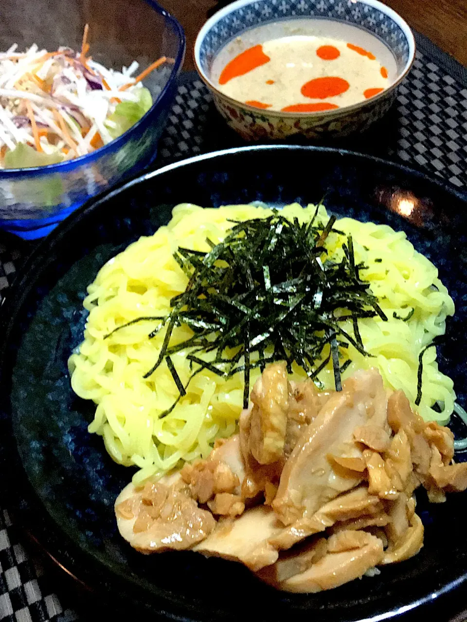 こんにゃくと大豆で作った麺と大根サラダをラー油たっぷりの胡麻だれつけ麺で食す🍜|ま〜てぃんさん