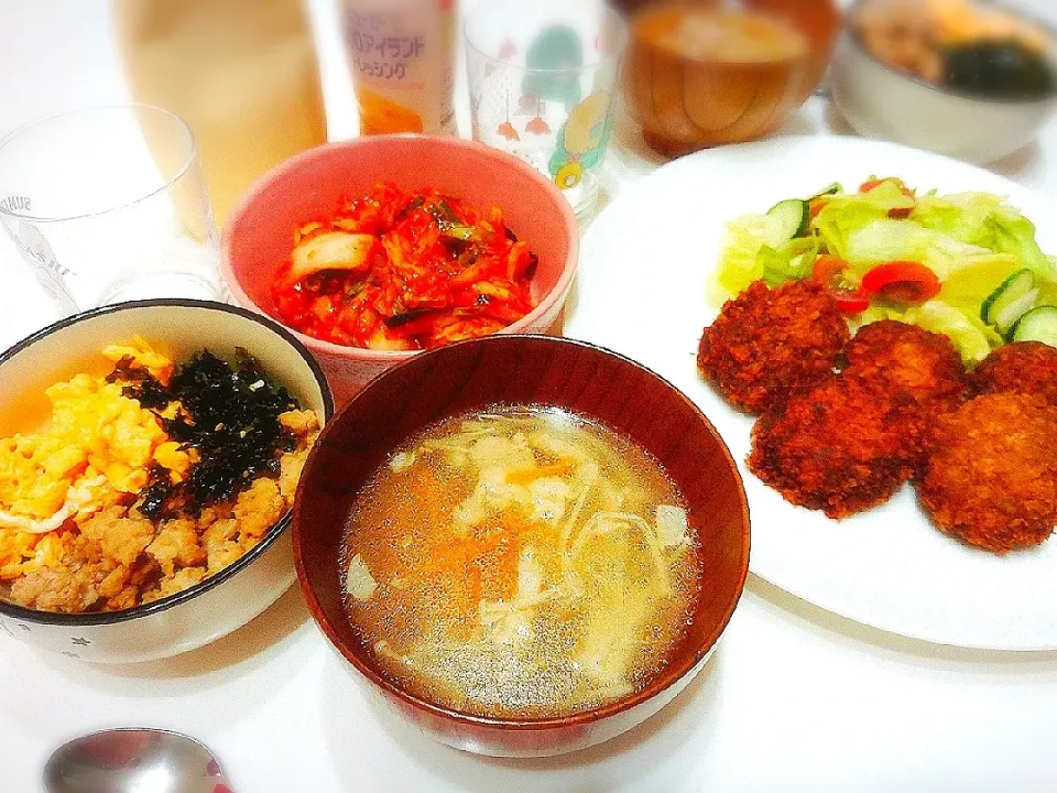 夕食(^ー^)
三色丼(そぼろ、卵、韓国のり)
味噌カツ&サラダ
あんかけ中華スープ(豚バラ、えのき、人参)
キムチ|プリン☆さん