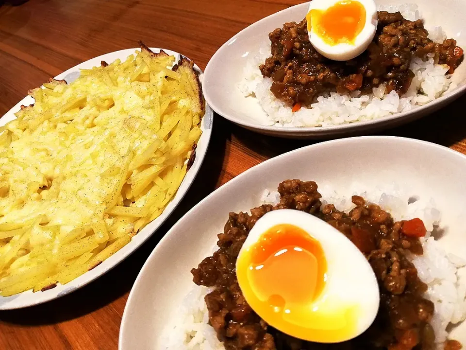 Snapdishの料理写真:温玉のせドライカレー＆ポテトチーズパケット|pigmegさん