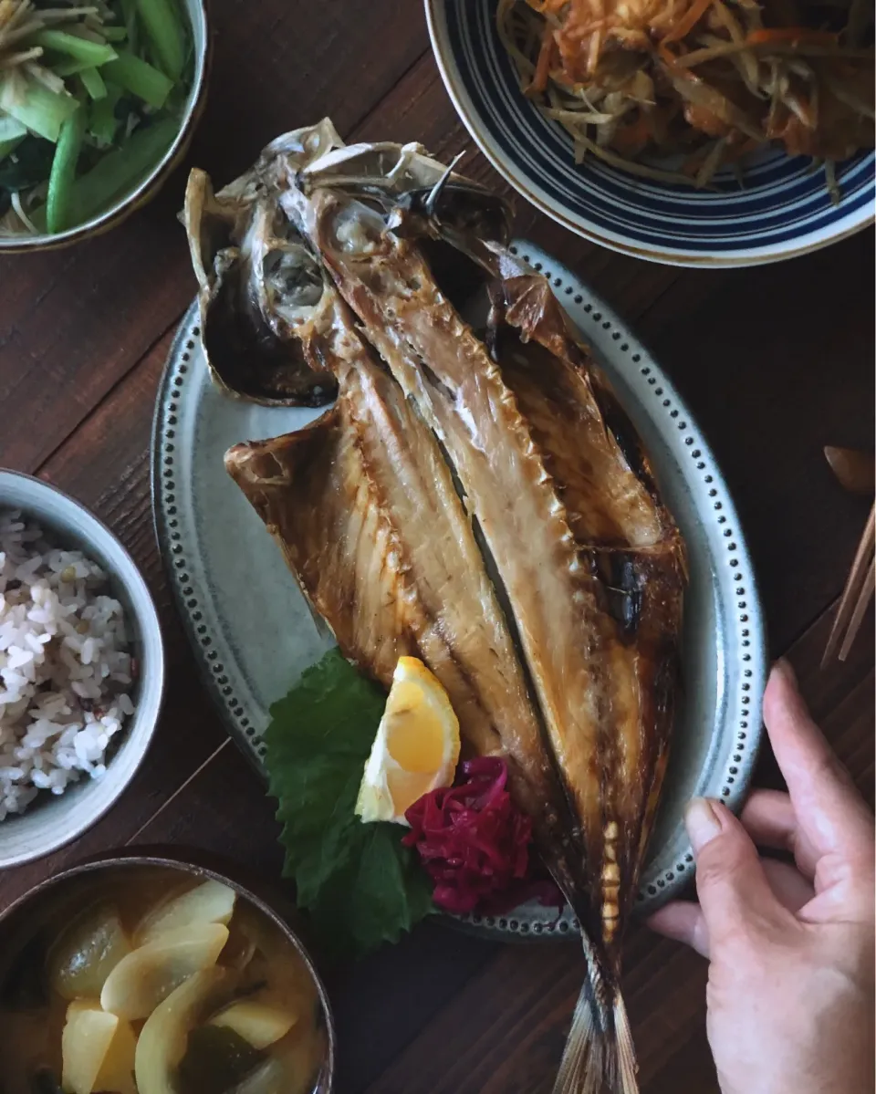 アジの開き
きんぴらごぼう
小松菜とえのきの出汁炒め
おじゃがと玉葱のお味噌汁|ともみ。さん