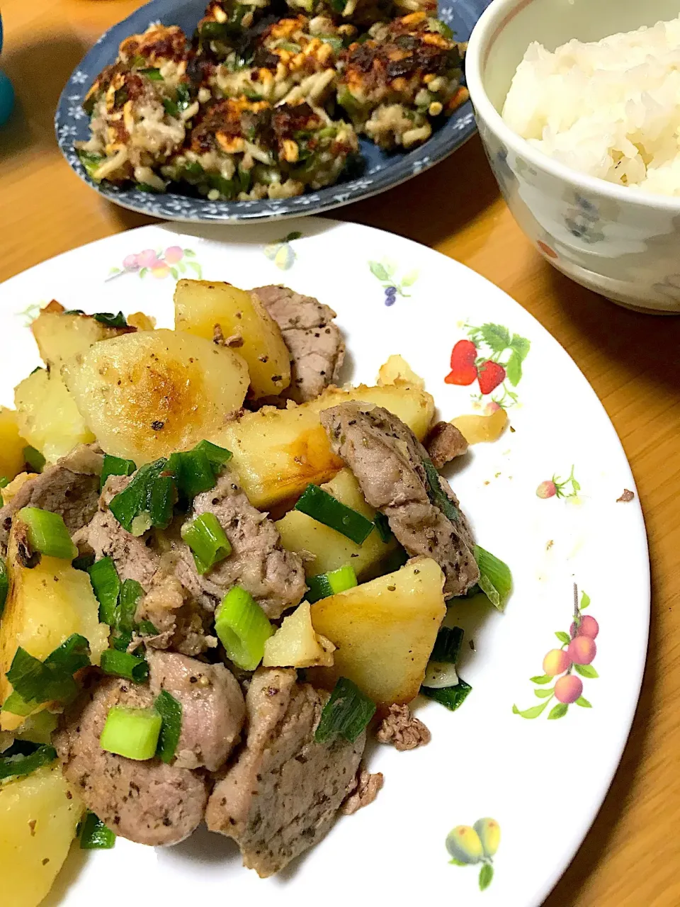 豚ヒレとジャガイモの炒め物&うどん餃子|sinさん