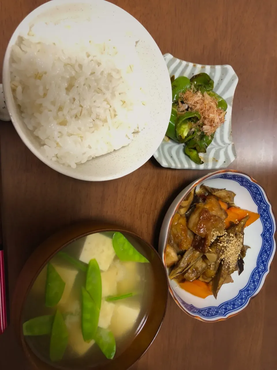 鶏肉とごぼうの炒り煮
ピーマンのいためたの
豆腐とサヤエンドウのお味噌汁|m-amさん