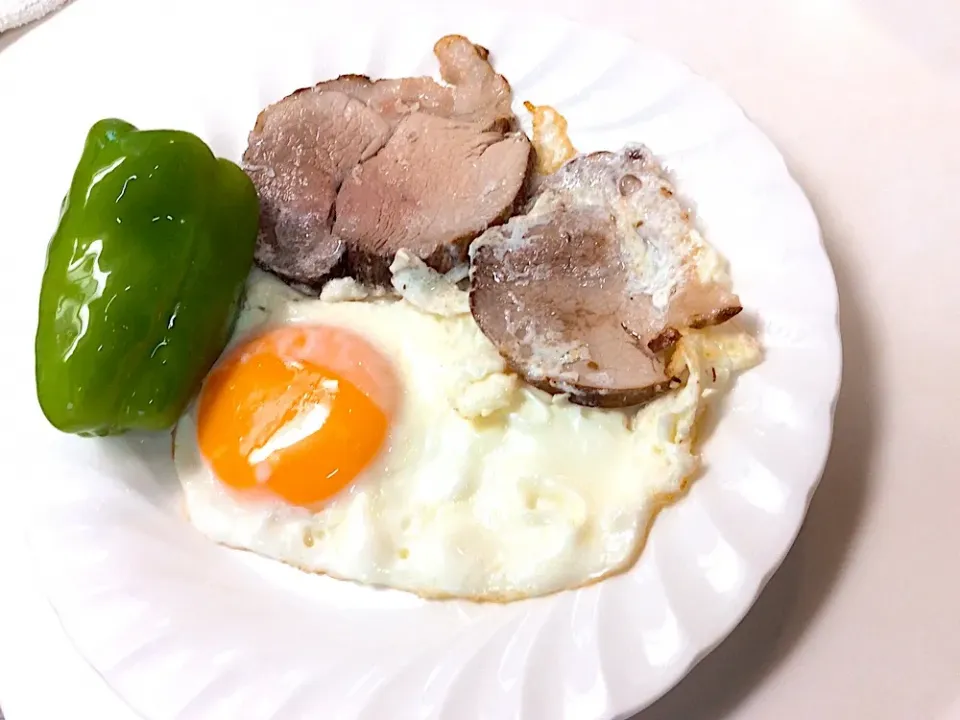 冷やしピーマンと目玉焼き焼豚🍳😋|アライさんさん