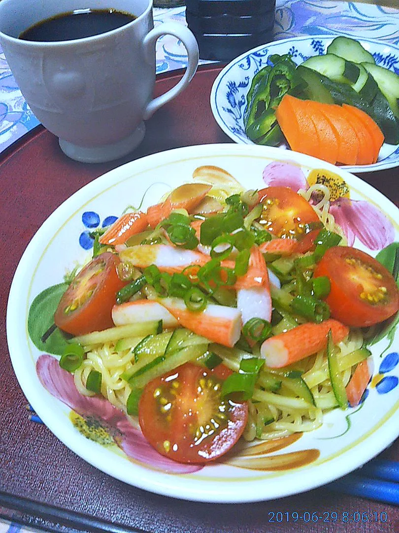 よねばーばの朝ごはん
梅雨入りのむしむしした朝
冷し中華にしました、
日清の冷し中華をベースに野菜かにかまをトッピング|yoneばーばさん