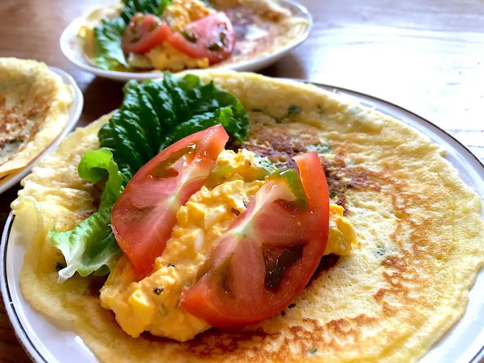 サラダパンケーキ🥗🥞^_^美味しい！ パンケーキ生地に、刻みバジル入り！|pepiさん