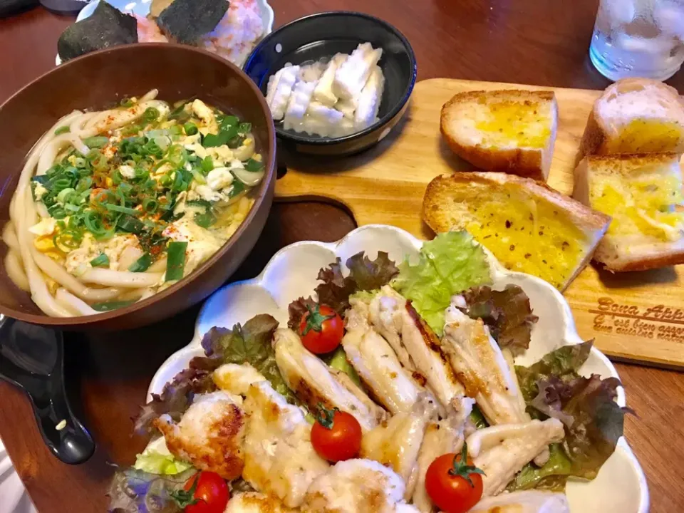 20190628旦那さんと私のご飯の違い、、、 風邪気味の旦那さんはニラ玉うどん。 私はガーリックトーストグリルチキン♬  #うどん大好き  #晩酌のお供にも🙆  #自分ご飯|akiyo22さん