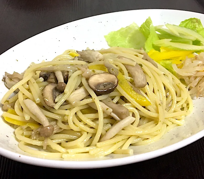 朝ごはん☀️☀️☀️断酒79日目
バジル香る木の子のスパゲティ。|ぽんたさん