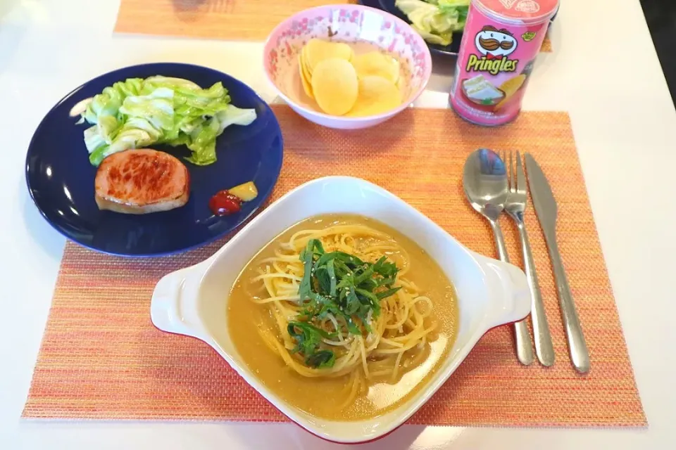 今日の夕食 甘酒味噌パスタ、ハムステーキ、Pringlesたまごサンド味|pinknari🐰🌈さん