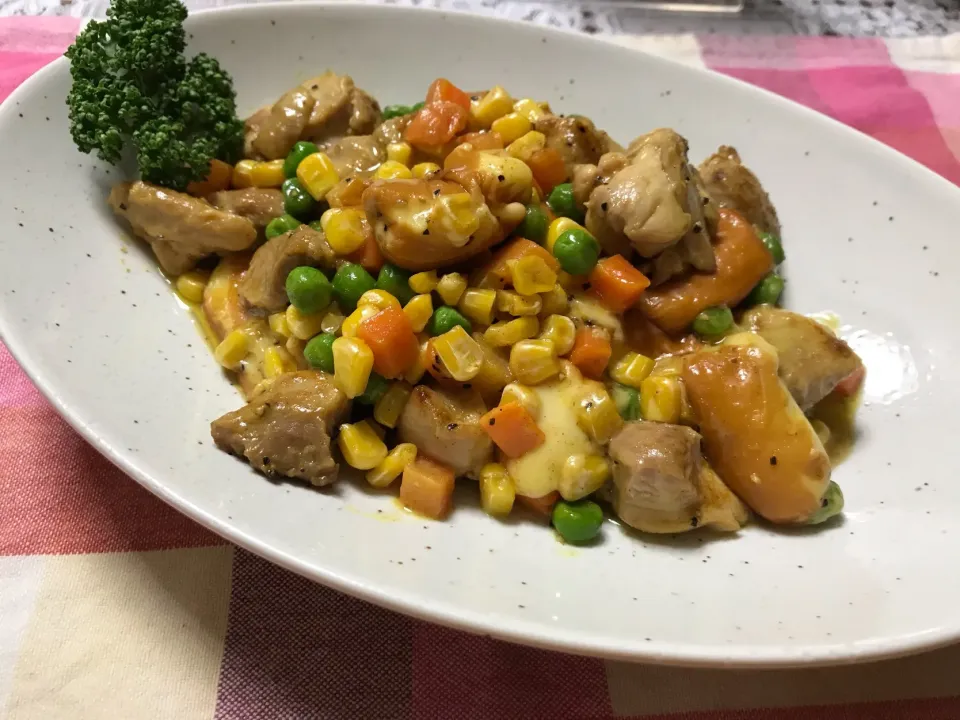 スモークチーズとチキンのカラフル炒め|ハルのただ飯さん