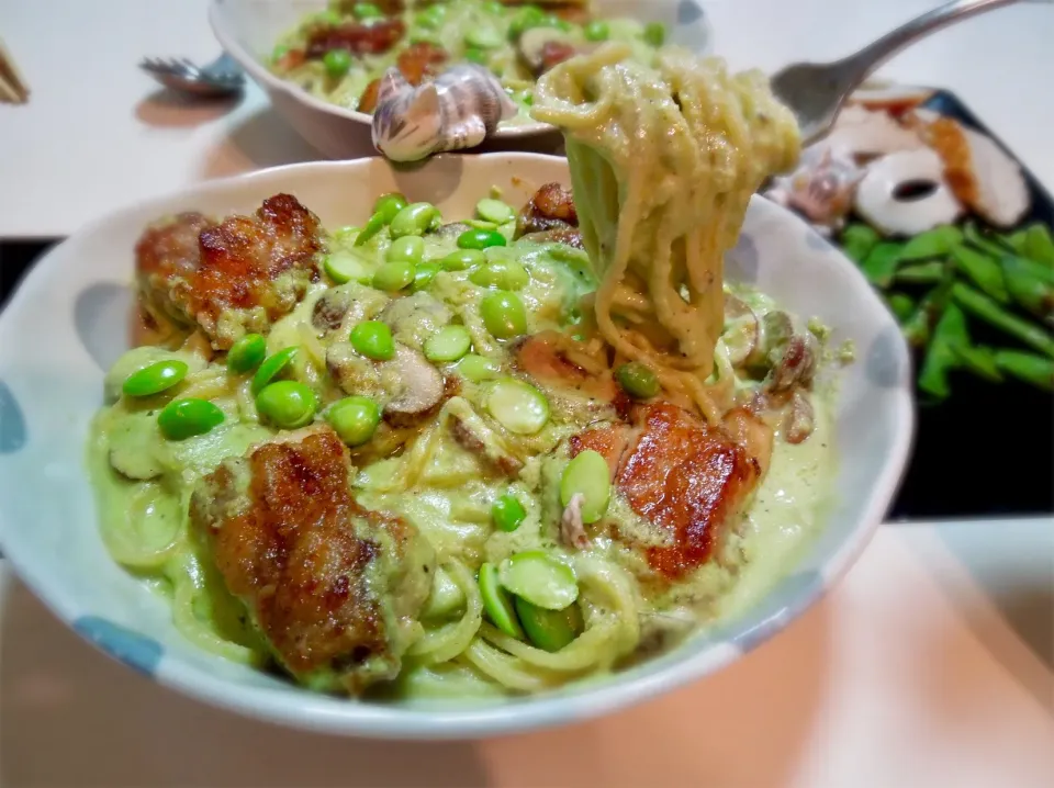 「枝豆のクリームパスタ」 朝採り枝豆をペースト状に牛乳でソースを。 カリカリに焼いた鶏肉をソースに半身浴で煮込んでトッピング レシピ動画は下記より|Takeshi  Nagakiさん