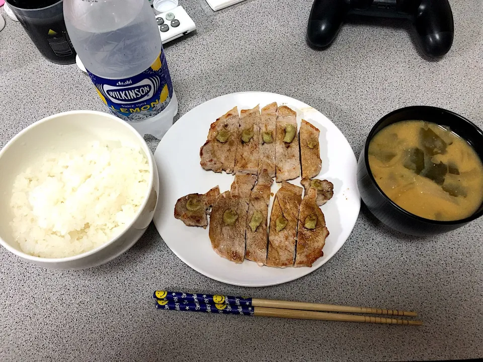 Snapdishの料理写真:炊きたてご飯＋ロース肉を焼いてわさび醤油＋ワカメ、玉ねぎ、じゃがいもの味噌汁|ししゃもの子孫さん