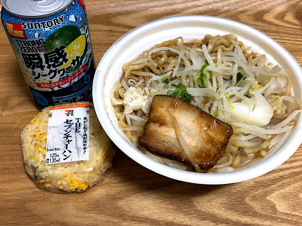 Snapdishの料理写真:今日の夕食
☆セブンイレブンとみ田監修豚ラーメン
☆セブンチャーハン
☆STRONGZERO瞬感シークヮーサー|まぁたんさん