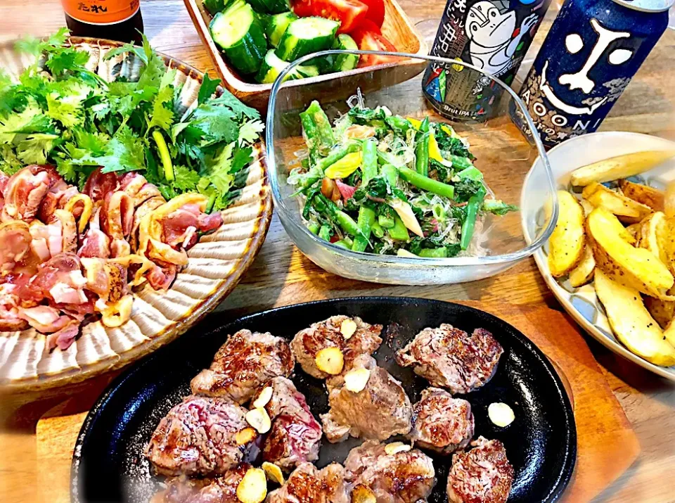 牛ヒレ肉ステーキと鶏刺してでビール|じゅんさんさん