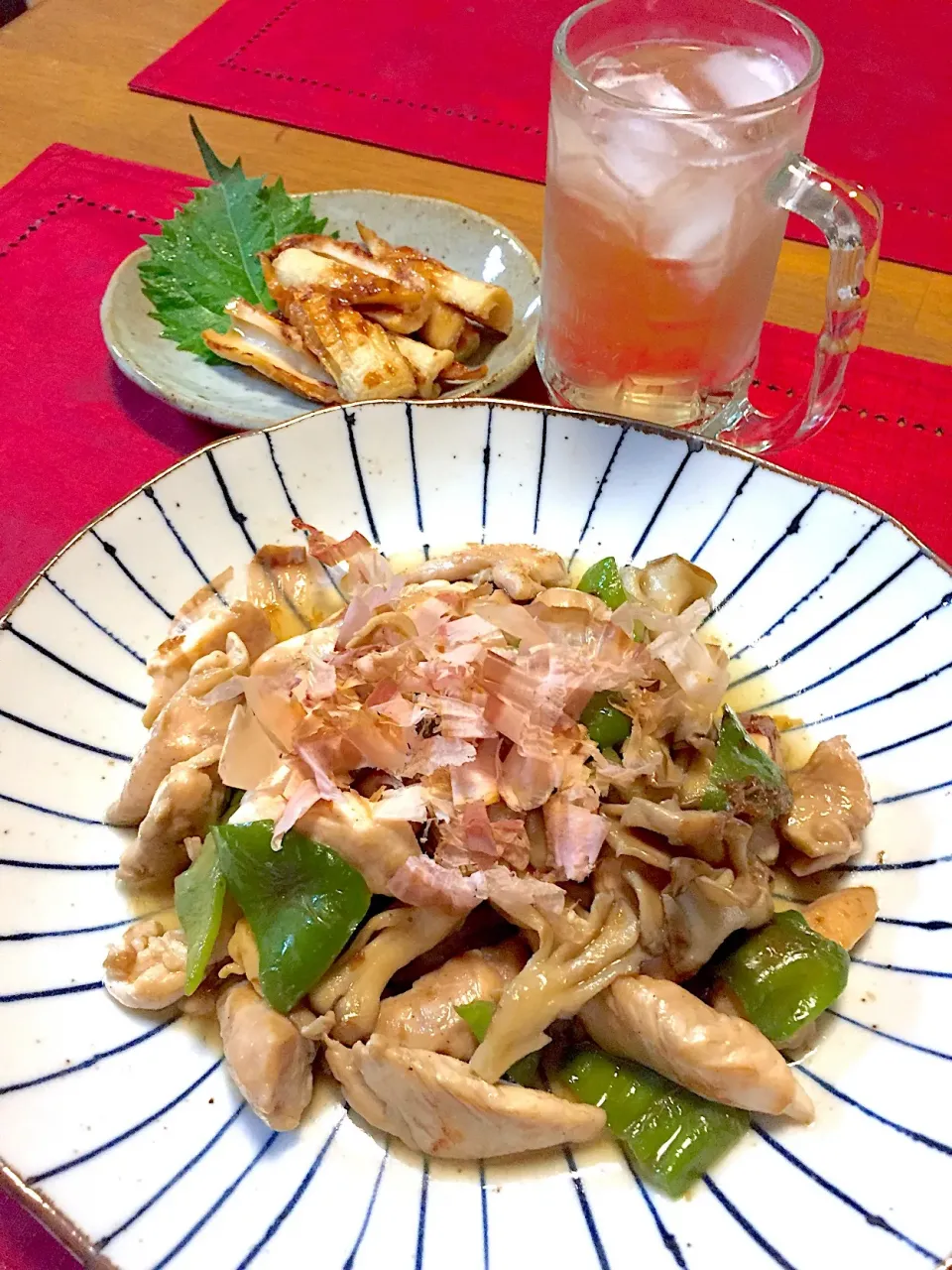 Snapdishの料理写真:ピーマン舞茸とささみの焼き浸し🐓
ちくわの蒲焼き風🍀|おかちさん