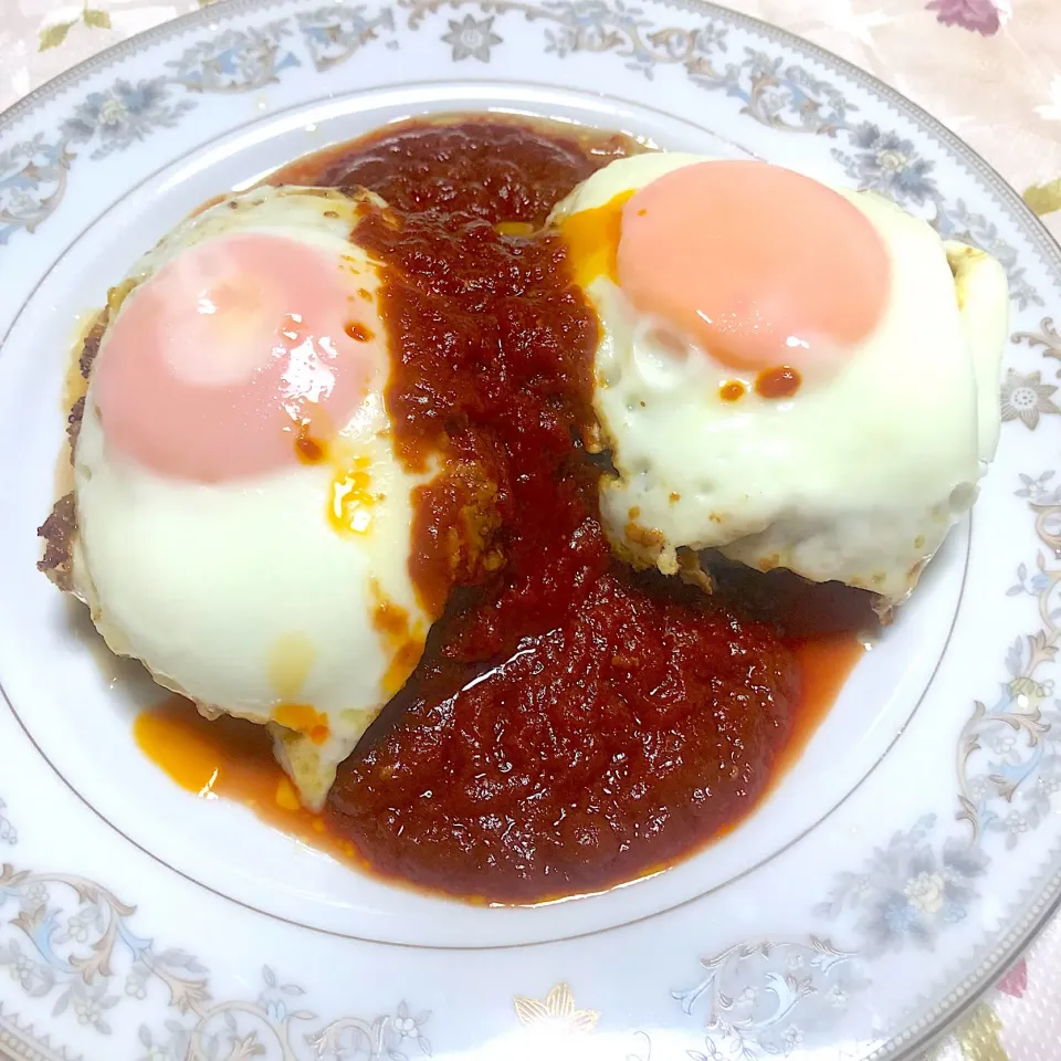 Snapdishの料理写真:目玉焼き乗せ、チーズインハンバーグ|プリンセスみっちゃんさん