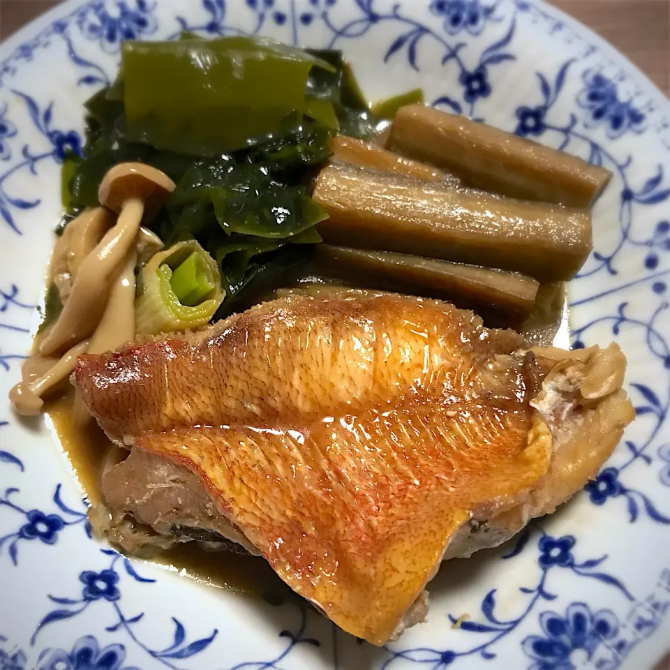 Snapdishの料理写真:黄金比で赤魚の煮付け 

 #赤魚の煮付け #ごぼう#ワカメ#ブナピー#葱 #黄金比率 #3:1:1:1#長男リクエスト|ももさん