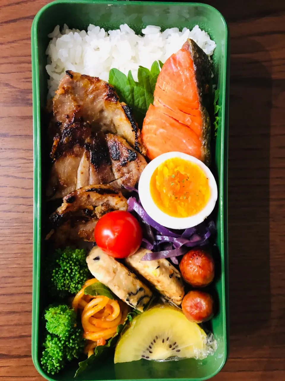 #今日のお弁当  #高校男子弁当 #のっけ盛り弁当#豚肉味噌焼き#焼きシャケ#ゆで卵#紫キャベツ炒め#プチトマト#ブロッコリー#ひじきかまぼこ#ウインナー#スパゲティ#しそ#山形産つや姫のご飯#キウイ|笙　みかんさん