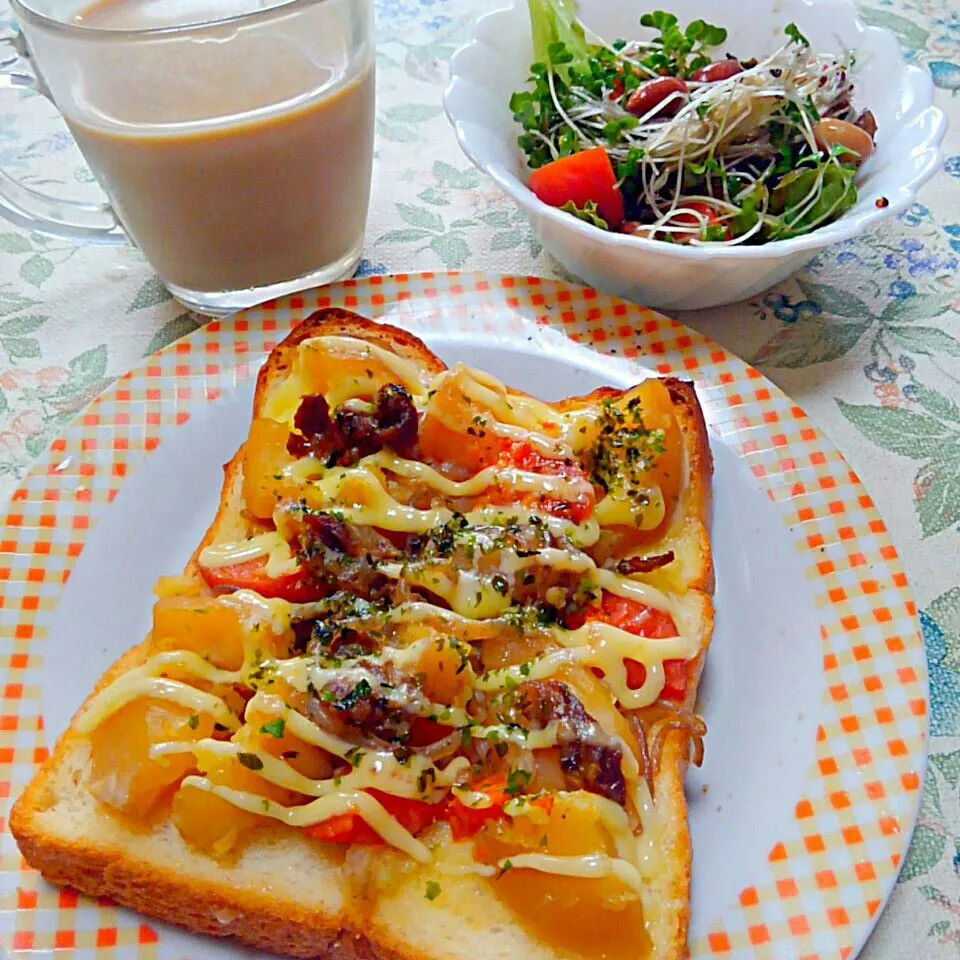 残り物リメイク🍞肉じゃがトースト|うたかた。さん