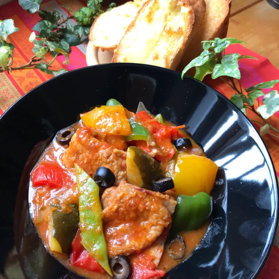 Snapdishの料理写真:🍅野菜ゴロンゴロンな チキントマト煮🍅バゲットのチーズトースト🥖🧀|Hollyさん