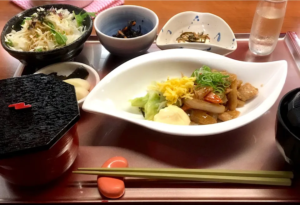 生姜焼き定食
#梅木さんちの台所
・リンゴ酢ドリンク
・サラダ・ひじき煮物
・一口冷奴・お新香
・生姜焼き少量のヘルシー定食❓|mottoさん