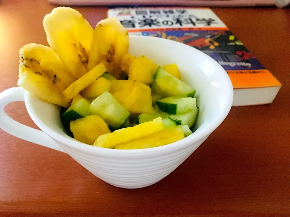 Snapdishの料理写真:Pineapple 🍍cucumber 🥒の爽やかサラダ🥗カップ|Cocolateさん