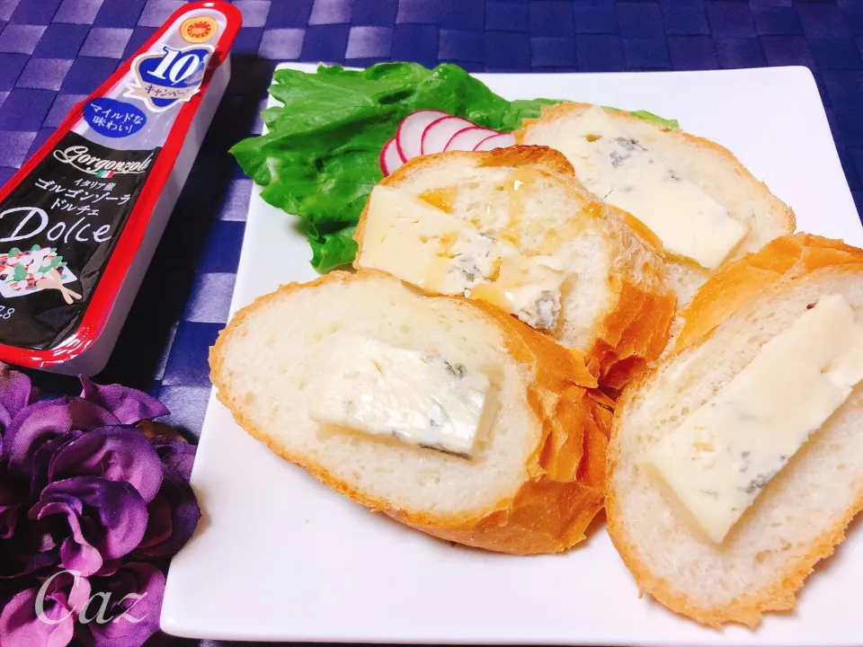 Snapdishの料理写真:ゴルゴンゾーラ ドルチェ &  バゲット🧀🥖|きゃずさん