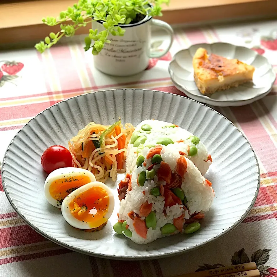 Snapdishの料理写真:枝豆と鮭のおにぎり&ヨーグルトレモンケーキ。|emi.さん