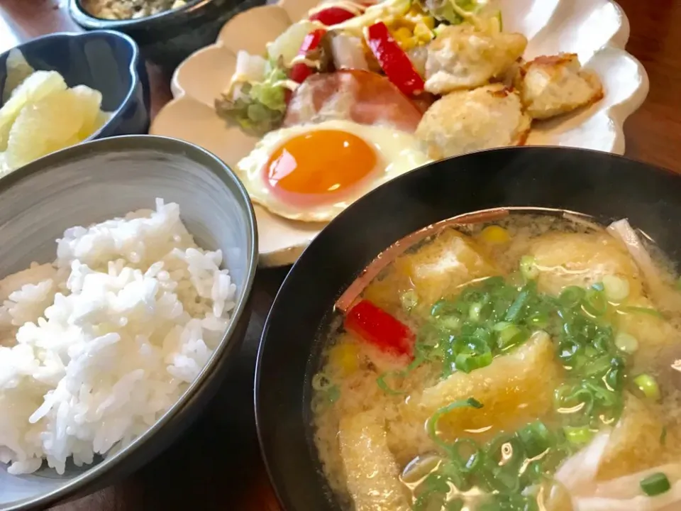 Snapdishの料理写真:20190630🍚旦那さんの朝ごはん🥣
昨日とあまり変わらないw
 #旦那さんの朝ごはん  #目玉焼き # #スナップディシュ  #snapdish  #ポッカサッポロ  #手軽にプラ酢レモンの酢でカンタン美味しいピクルス  #手軽にプラ酢レモンの酢  #料理上手さんと繋がりたい|akiyo22さん